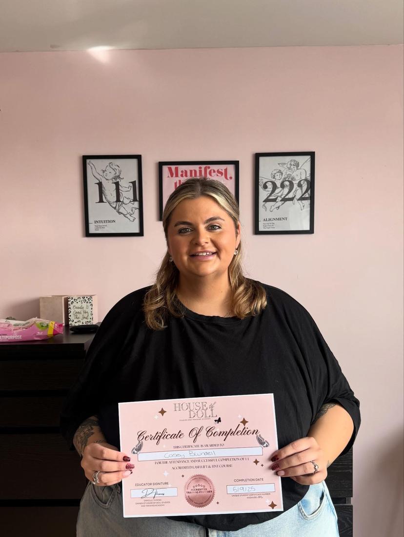 Student lash lift course